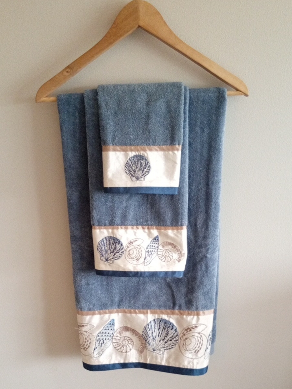 Avanti Hampton Shells 100% Cotton Bath Towel Set Of 3 Like New